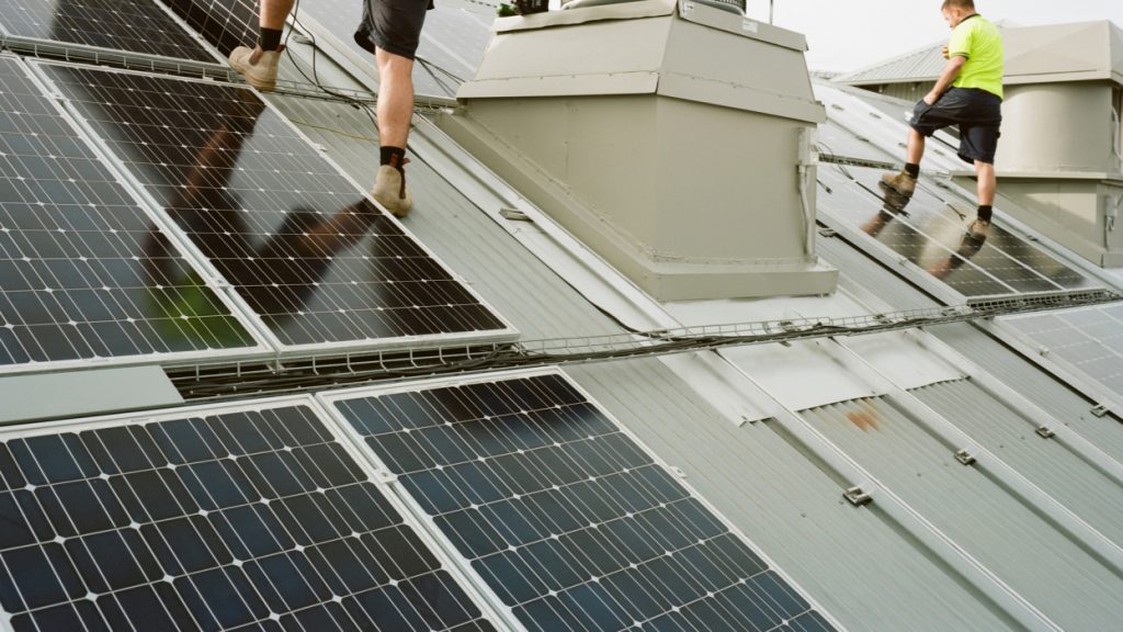 Könnyen megüthetik a bokájukat a háztulajok: erről tudj, ha felvennéd a napelem-támogatást – Pénzcentrum